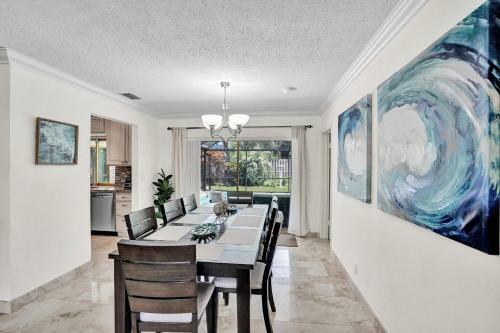 Family Friendly Home- 7 Minutes From The Beach!