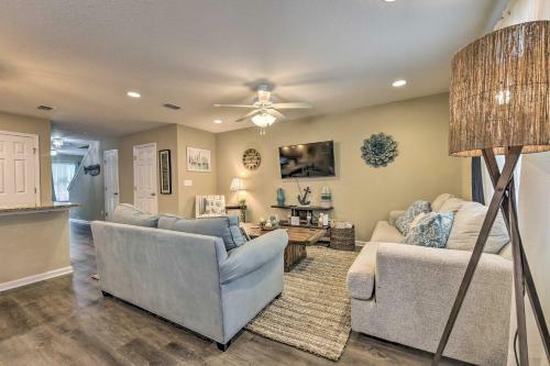 Bright Jacksonville Townhome 3 Mi To Beach!