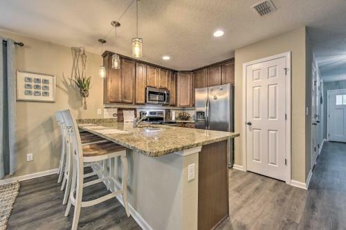 Bright Jacksonville Townhome 3 Mi To Beach!