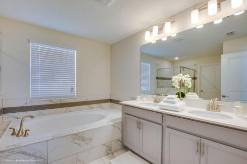 5 Bed Pool With Overflowing Spa In Champions Gate! Villa
