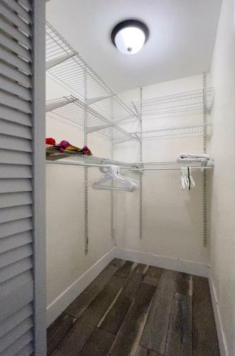Tropic Isle Hotel & Apartment