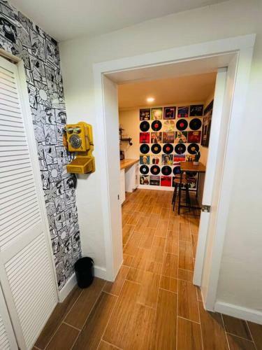 Artsy Studio In Hollywood, Fl