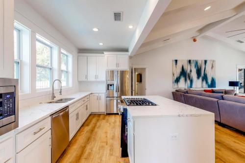 Cottages Of Crystal Beach: Clipper Cove
