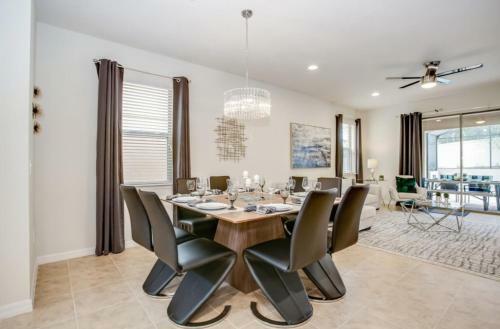 Exquisitely Prestige Large Home With Private Pool