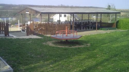 Mobiln� D?m Na Louce V Kempu V�r