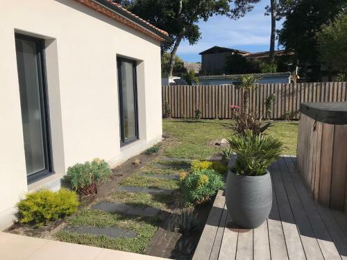 Location Villa Entre Lac Et Oc�an Avec Son Spa de Nage