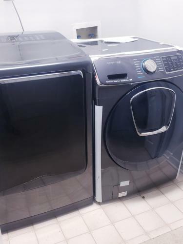 Spacious 5b/3b Home With Jetted Tub
