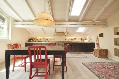 Design Loft Close To Ski Slopes With Car Box