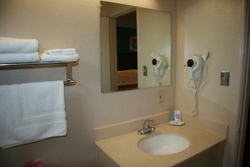 Hotel Civic Center Lodge / Lake Merritt Bart