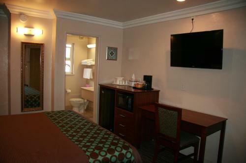 Hotel Civic Center Lodge / Lake Merritt Bart