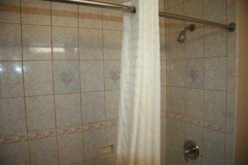Hotel Civic Center Lodge / Lake Merritt Bart