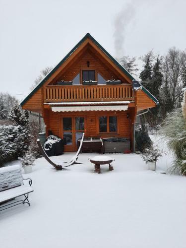 Idyllische Holzh�tte Mit Wasserzugang Und Sauna