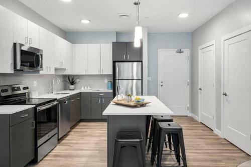 Luxury Apartment W Gym, Steps From Commuter Rail #2013