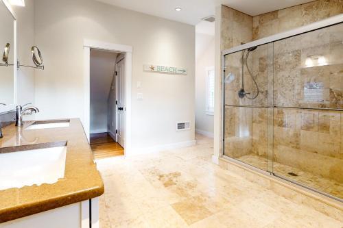 Chic Spacious Home Half A Mile From Commercial Street