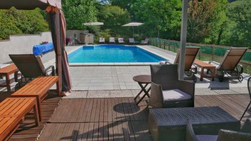 Charming Farmhouse Apartment With Swimming Pool