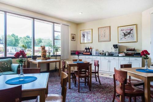 Hotel Rodeway Inn & Suites Colorado Springs
