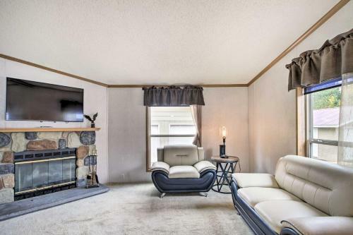 Quaint Pequot Home Less Than 1 Mi From Lake Access!