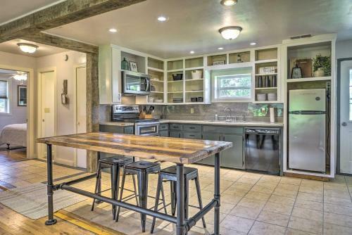 Quiet Country Home In Ava With Chic Interior!