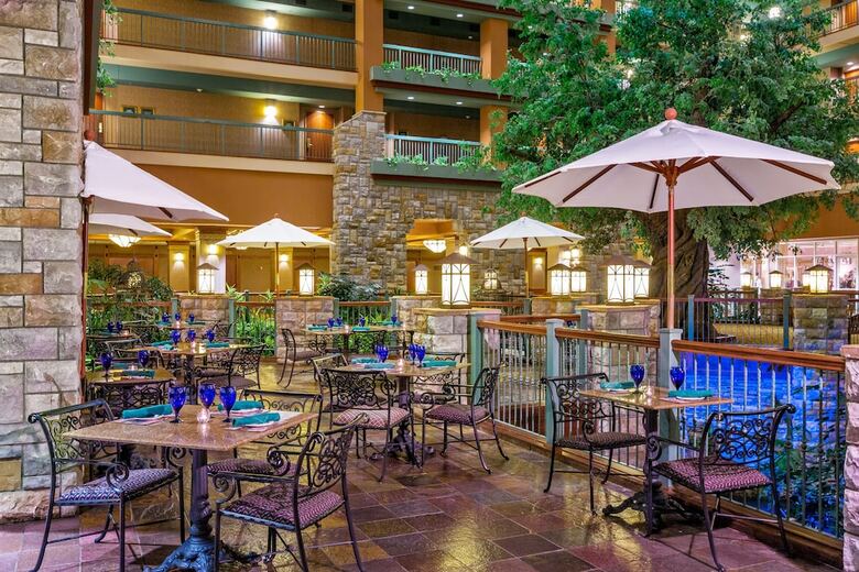 Hotel Chateau On The Lake Resort Spa