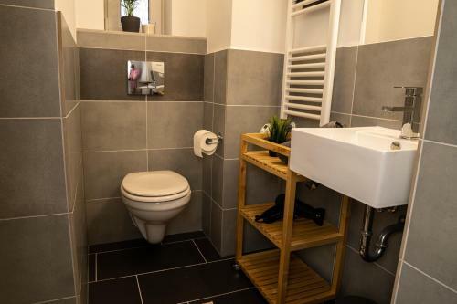 Full House Studios - Blue Apartment - Netflix, Wifi Inkl