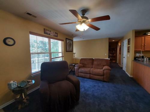 Blue Bird Hill - Excellent Location - Middle Of Branson - Huge Deck - So Good!