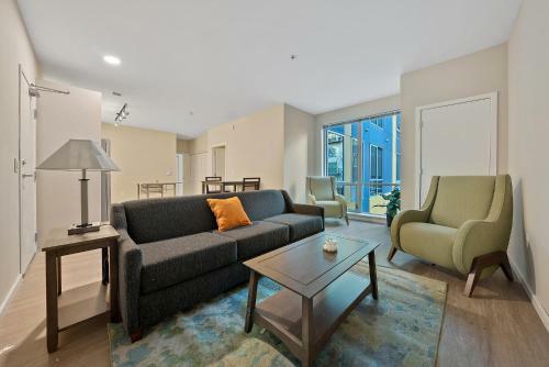 Upscale 2 Bedroom Stay With Rooftop Pool And Hot Tub! 326