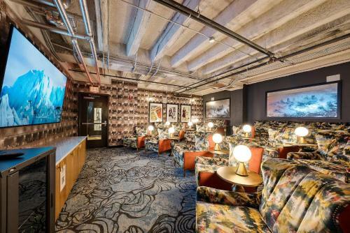 Upscale 2 Bedroom Stay With Rooftop Pool And Hot Tub! 326