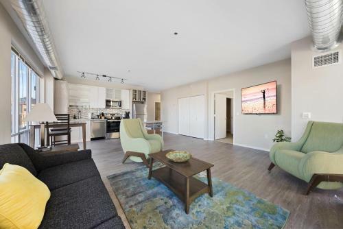 Beautiful 2 Bedroom Oasis Steps From Night Life 355