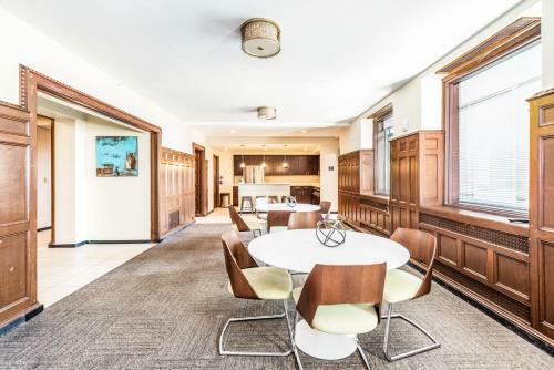 Spacious Condo With Great Sky Roof By Cozysuites