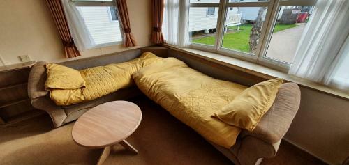 Impeccable Sleeps 6 Caravan - Golden Palm Skegness
