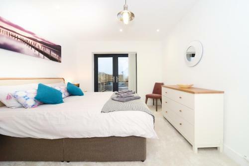 Luxury 3 Bed Apartment- Large Balcony With Seaviews