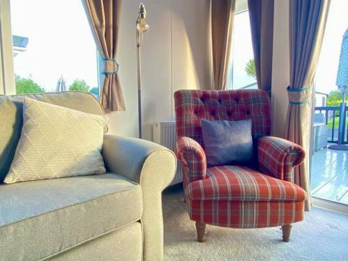 Burford, Hot Tub Lodge