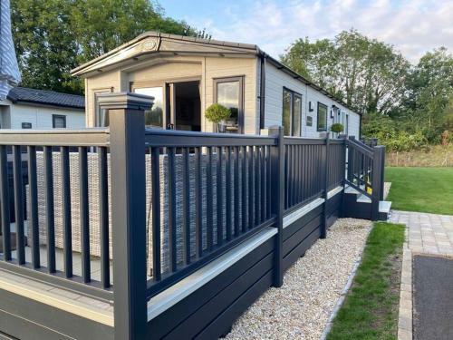 Burford, Hot Tub Lodge