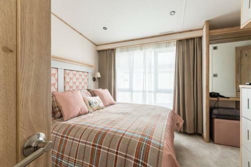Burford, Hot Tub Lodge