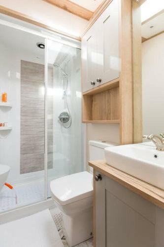 Burford, Hot Tub Lodge