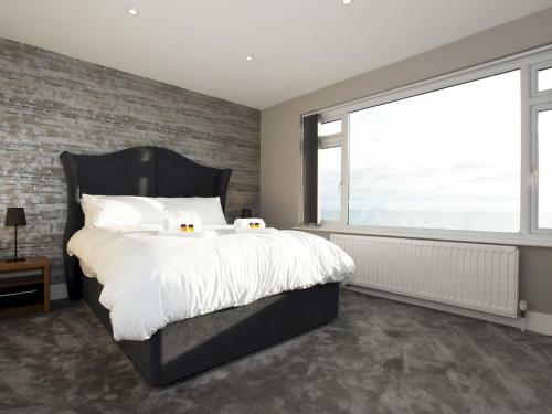 Pass The Keys Amazing Views High End Beachfront 3bed Sleeps 7