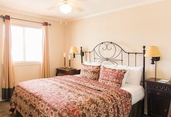Vineyard Court Designer Suites Hotel