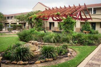 Vineyard Court Designer Suites Hotel