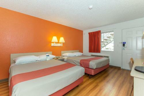 Motel 6 Hayward