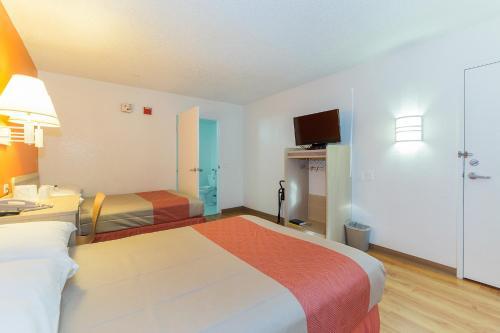Motel 6 Hayward