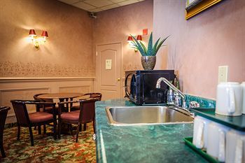 Peterborough Inn & Suites Hotel