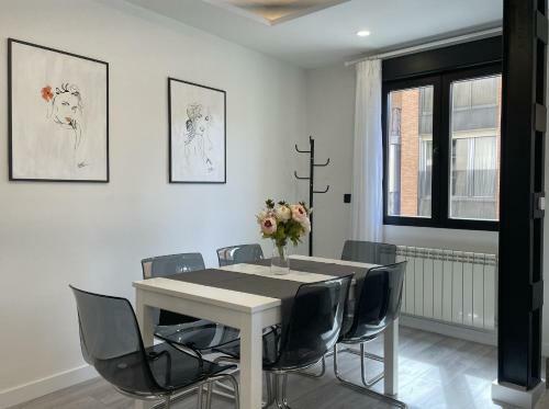 Apartamento Nuevo Con Patio, Situado En El Centro.