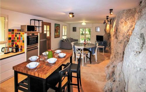 Amazing Home In Apt With 2 Bedrooms