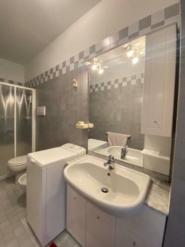 Delightful 2 Bedrooms Apartment With Patio.