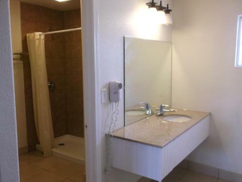 Hotel Travel Inn And Suites