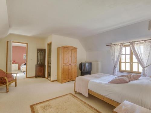Enticing Holiday Home In Berigny With Swimming Pool