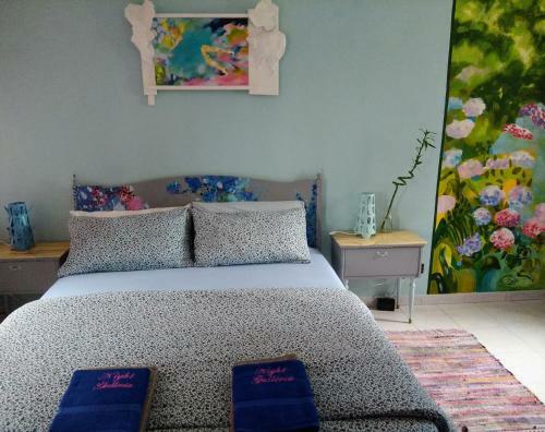 Night Galleria - Bed & Art