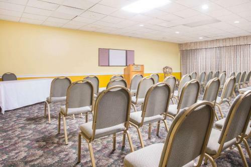 Hotel Ramada Inn And Conference Center