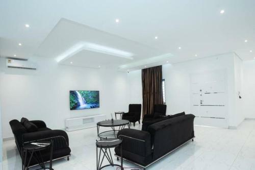 A Prampram 4 Bed Room House With Swimming Pool Gh.