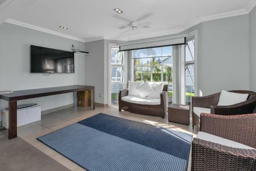 Jandal House - Russell Holiday Home